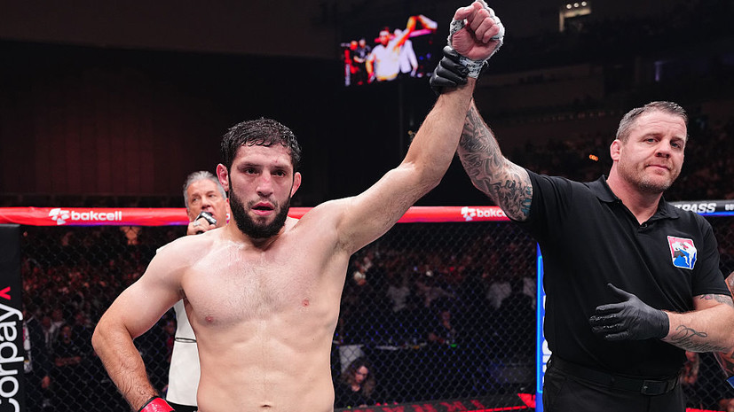 Алискеров уверенно победил Феррейру на турнире UFC в Баку