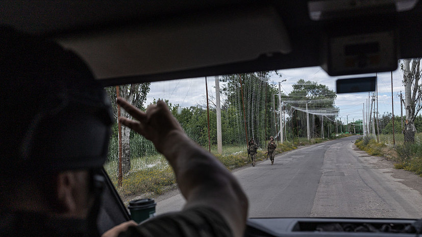 Трое украинских военных пытались продать грузовик с оружием и боеприпасами