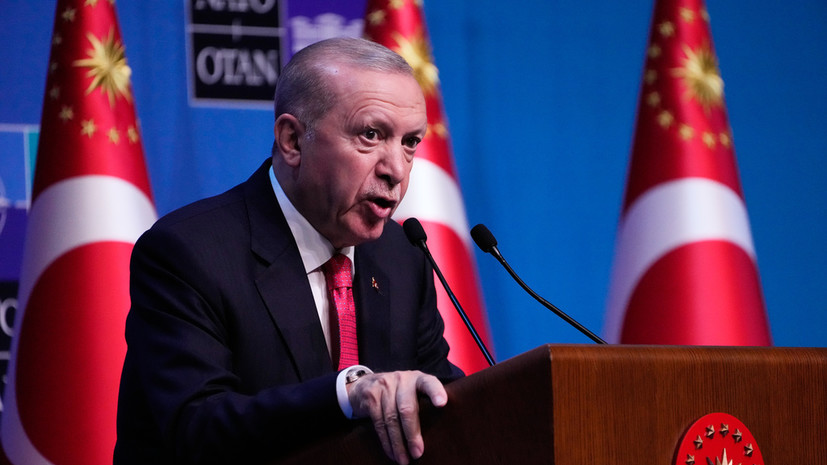 Politico: Эрдоган подарил участникам саммита НАТО в Турции именные пистолеты