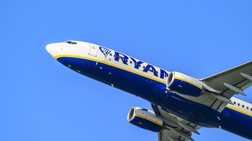 Пассажира Ryanair частично вытянуло из салона из-за разбившегося иллюминатора