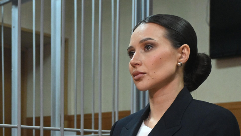 Блогер Лерчек явилась в суд на заседание по вопросу о её переезде
