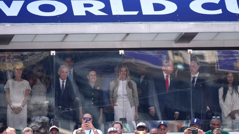 Роналдо принёс Трампу Кубок мира в ложу во время финала, президент США дотронулся до трофея