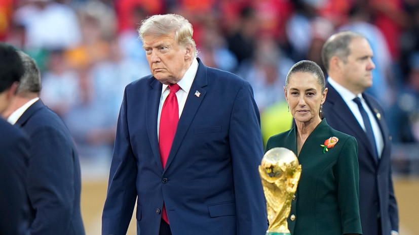 Трамп вручил кубок мира игрокам сборной Испании и остался праздновать победу на подиуме