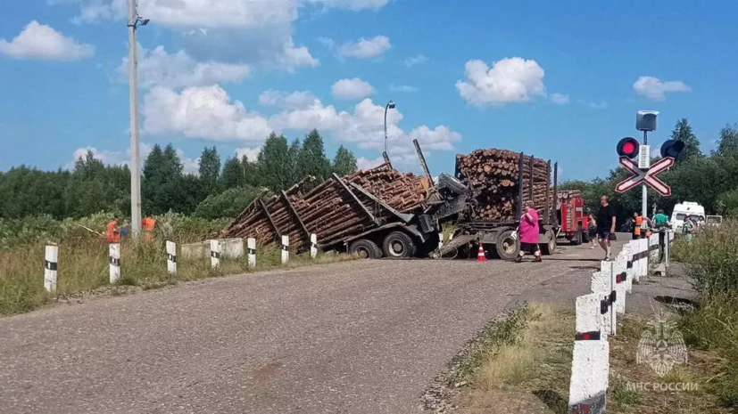 В Кировской области при столкновении поезда с грузовиком пострадали два человека