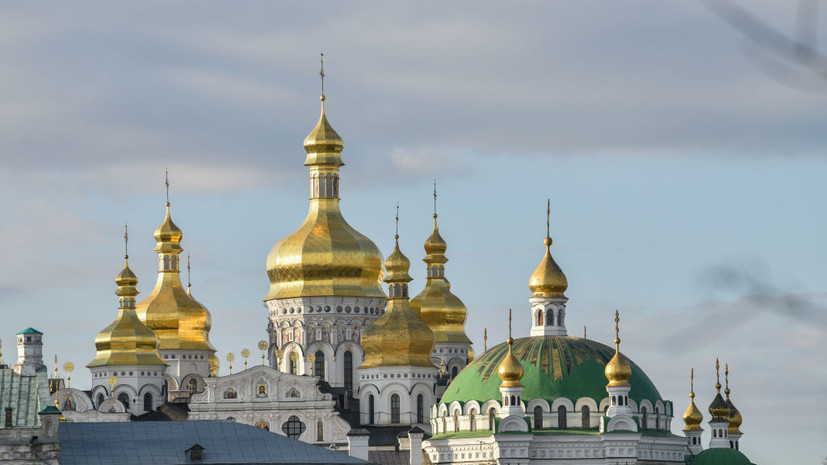 С мощей Киево-Печерской лавры сняли облачения и заменили на вышиванки
