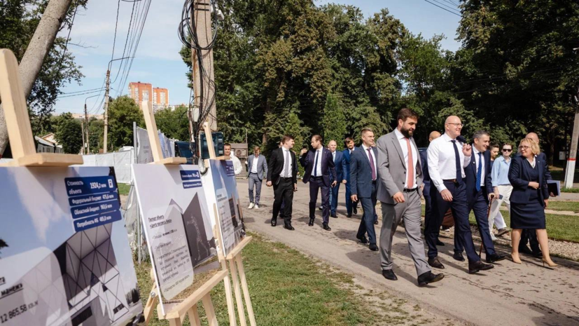 Вице-премьер Чернышенко осмотрел стройплощадку бегового центра ВФЛА в Курске