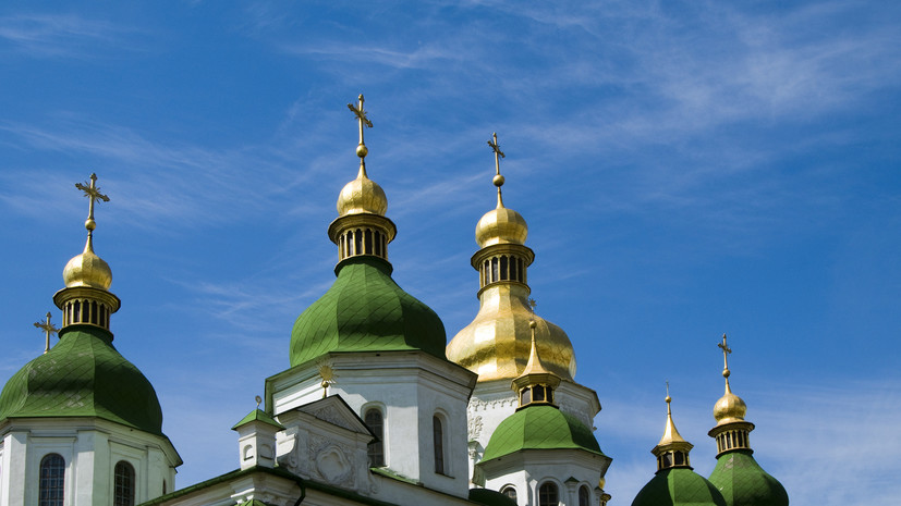 Украинский активист завесил тканью двуглавых орлов в Софийском соборе Киева