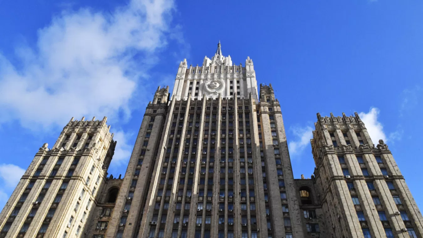 В МИД объяснили, что россияне по-прежнему могут оформить загранпаспорт через МФЦ