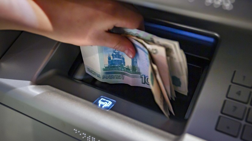 РБК: в России резко увеличилось число мошеннических операций через банкоматы