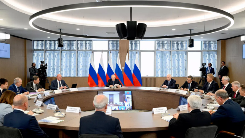 Путин в шутку ответил «Караул!» на просьбу Ковальчука продолжить доклад о геноме