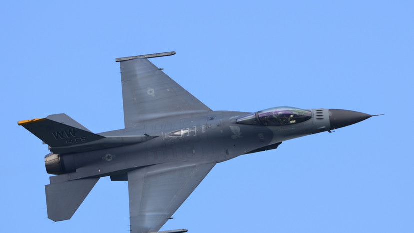 Истребители F-16 перехватили нарушивший зону Трампа самолёт