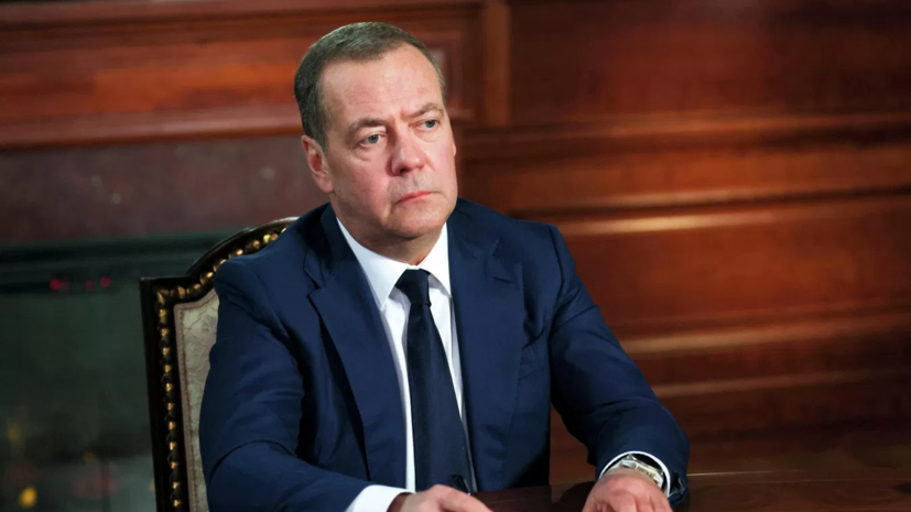 Медведев: власти России должны немедленно решать социальные задачи