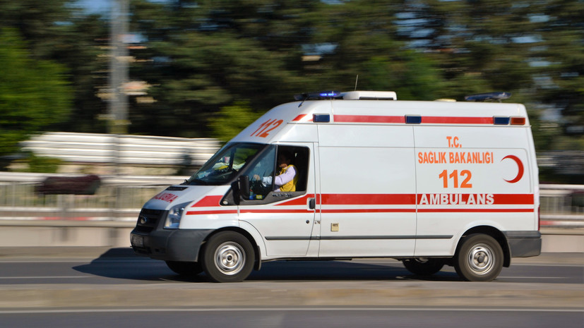 Прогулочная лодка с 115 людьми загорелась у берегов турецкого Фетхие