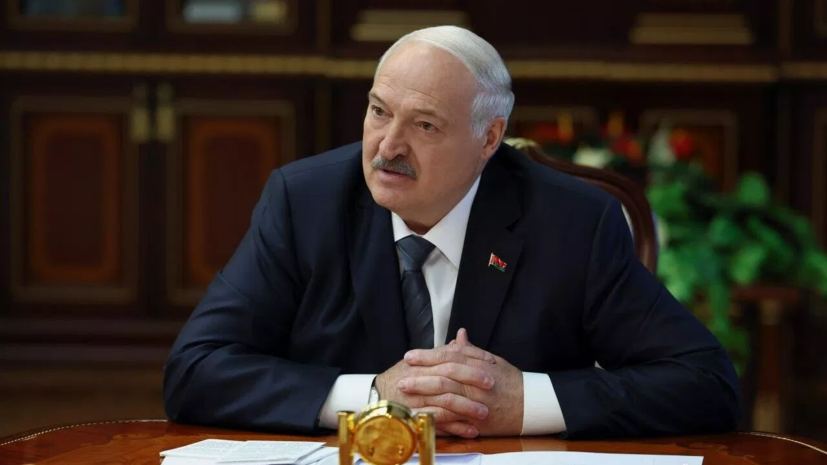 Лукашенко подарили первый белорусский автомат ВСК-100Б