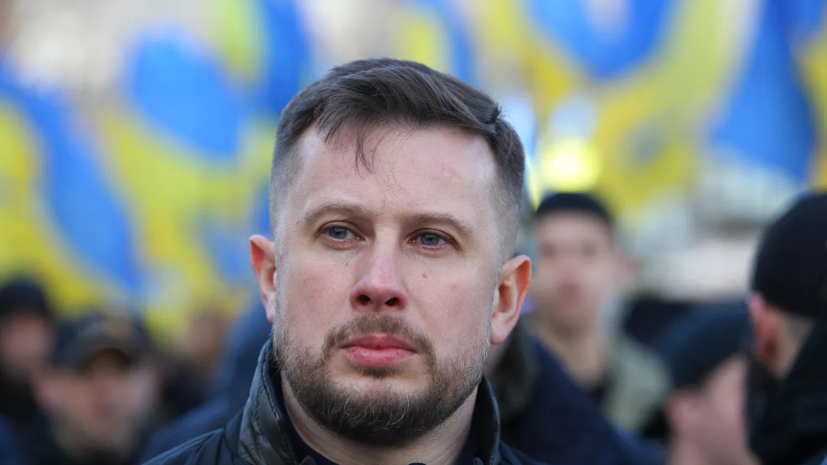 ВСУ несут родным основателя «Азова» Билецкого букеты с траурными лентами