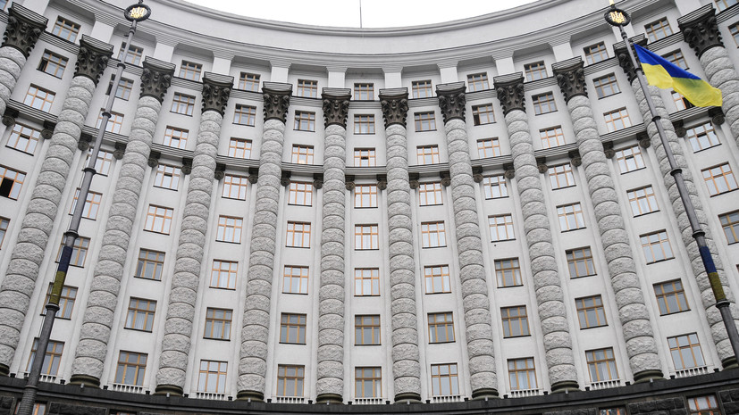 Кабмин Украины инициировал увольнения в Sense Bank после скандала с коррупцией