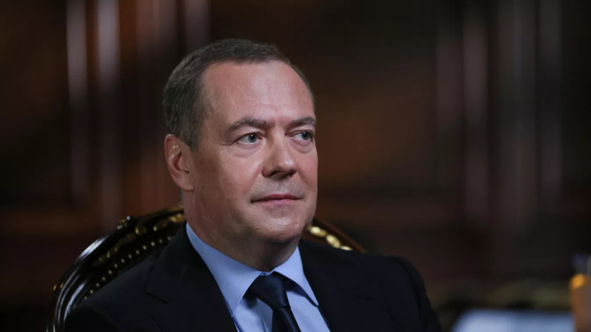 Медведев: предвыборная программа ЕР будет утверждена на втором этапе съезда