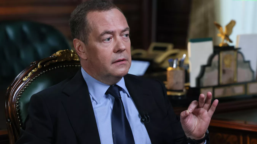 Медведев заявил об исчезновении половины населения Украины и 20% территорий