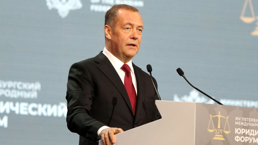 Медведев заявил, что «тявкать на Россию» непростительно