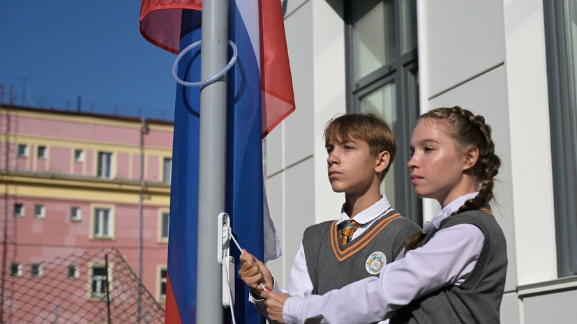 Школы начнут День знаний с поднятия флага и гимна