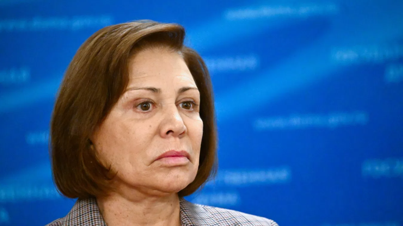 Роднина назвала показательной реакцию соперников Лазарева, убравших флаги для совместного фото