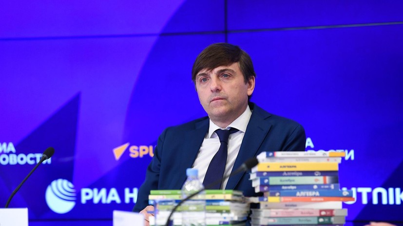 Кравцов: с 1 сентября школьникам запретят использовать телефоны на уроках