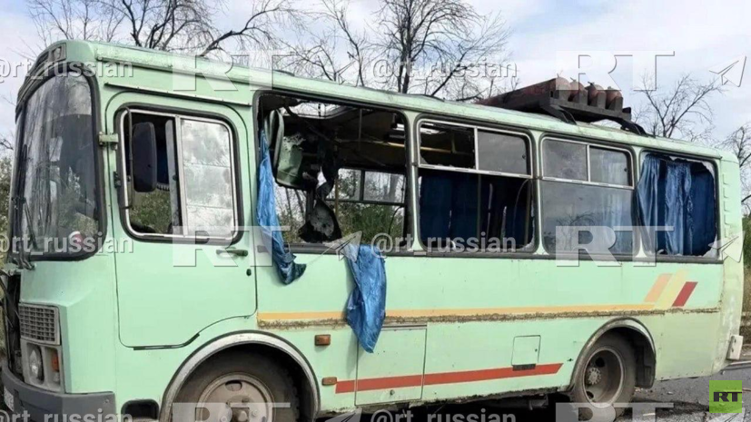 RT показал кадры с автобусом, по которому ударили ВСУ в ЛНР