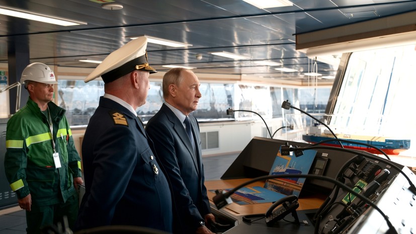 Путин осмотрел строящийся танкер-газовоз «Пётр Столыпин»