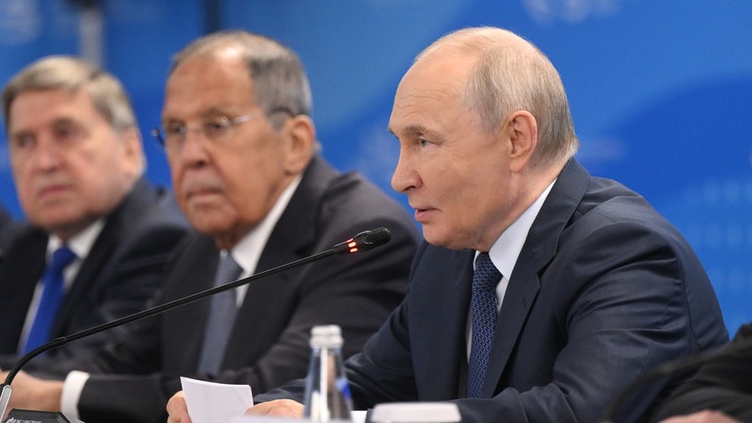 Путин встретился с премьером Монголии на полях ВЭФ