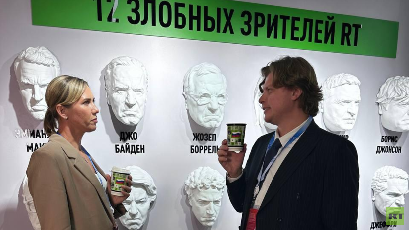 Олимпийские пловцы Фесикова и Красных выпили «МОКачино» на стенде RT на ВЭФ