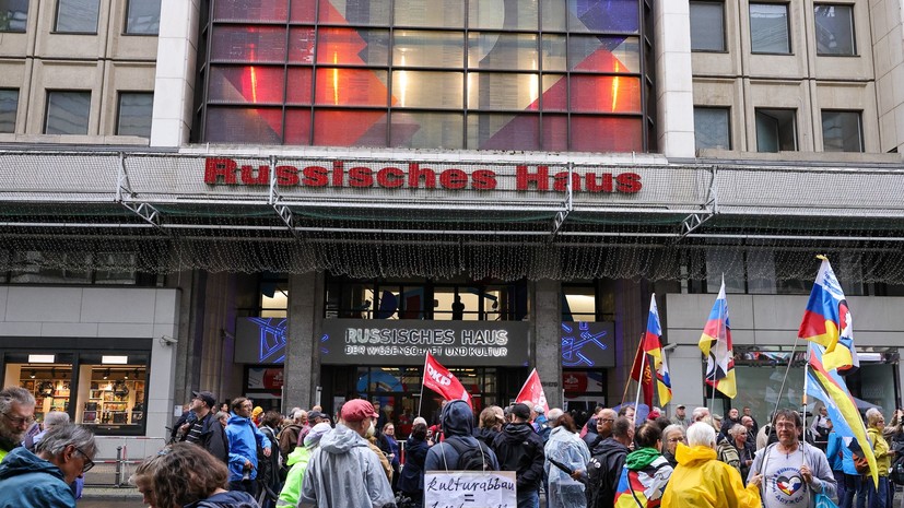 Сотни человек вышли на демонстрацию против закрытия Русского дома в Берлине