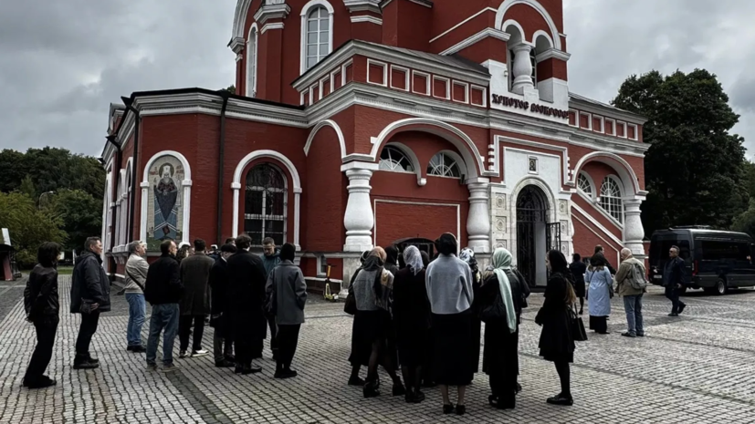 Прощание с заслуженным журналистом России Вишневецким проходит в храме в Москве