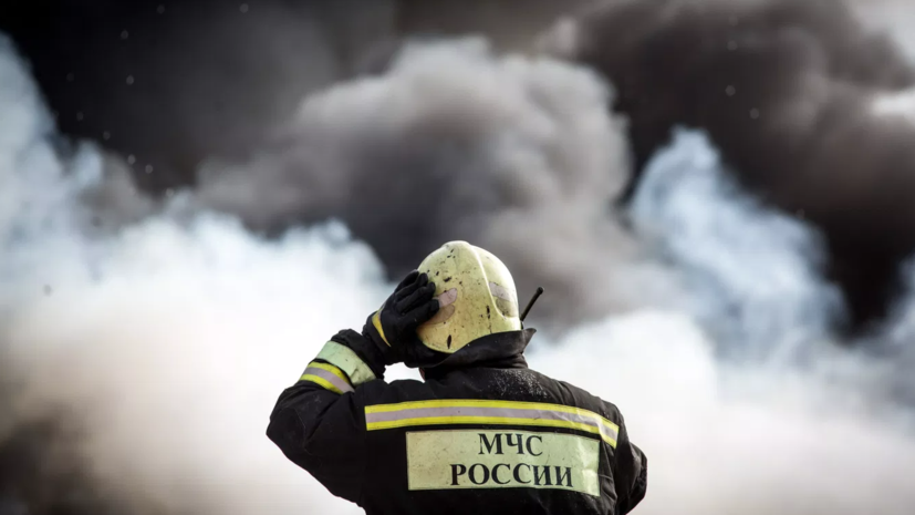 МЧС устанавливает причину крупного пожара на кровле здания школы в Тюмени