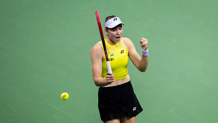 Рыбакина получила трофей US Open из рук Шараповой