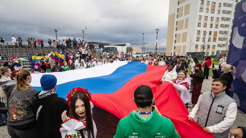 Участники фестиваля молодёжи прошли шествием по Екатеринбургу