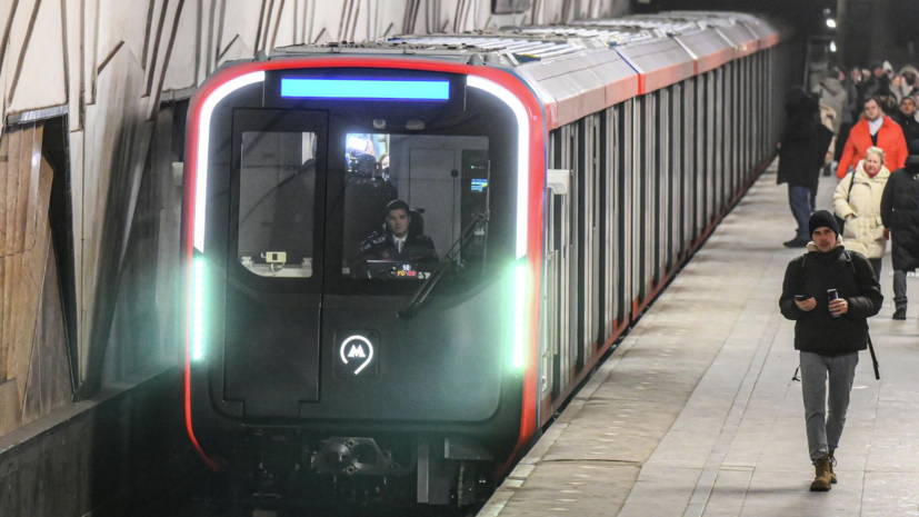 Мужчина в московском метро ударил подростка, задевшего его самокатом