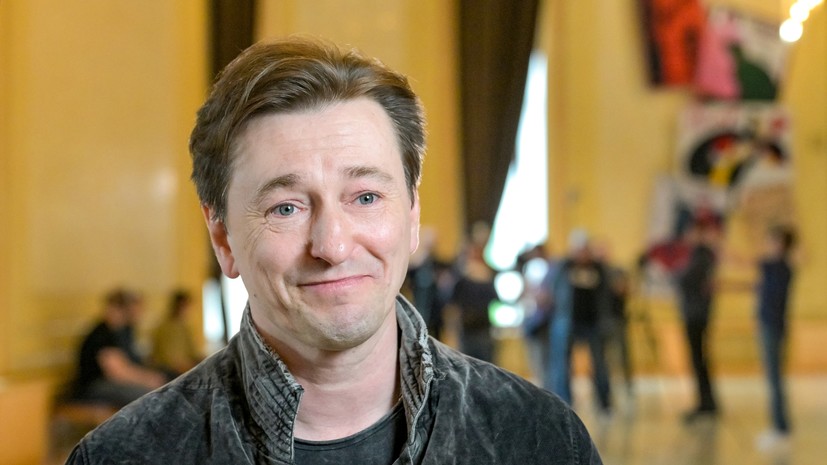 «Нельзя насильно сделать человека свободным»: Сергей Безруков — о братьях Стругацких, новых ролях и разнице поколений