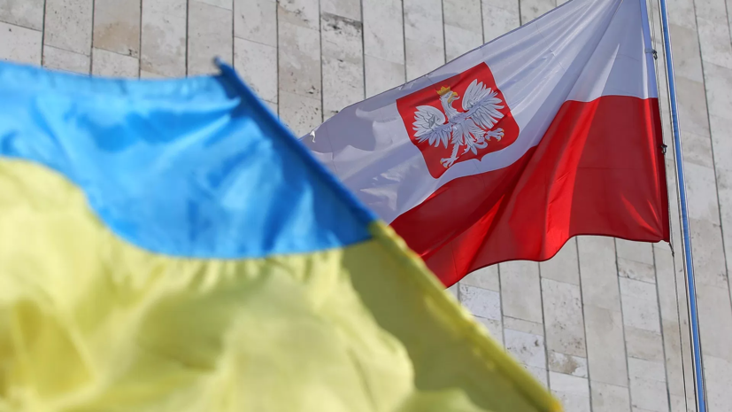 РИА Новости: в Польше беженцы с Украины рисуют на улицах нацистскую символику