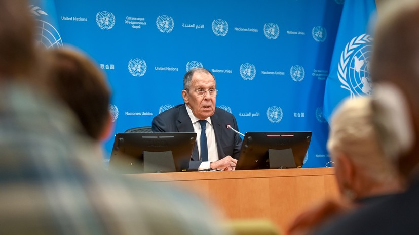 Лавров заявил, что не Макрону судить о договорённостях Анкориджа