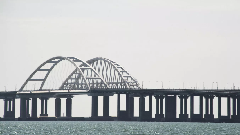 По Крымскому мосту временно перекрыли движение автотранспорта