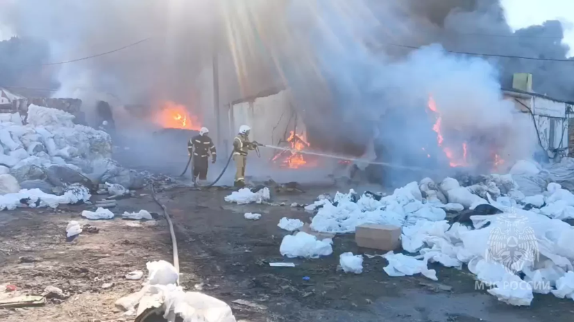 В Пензенской области загорелась база вторсырья