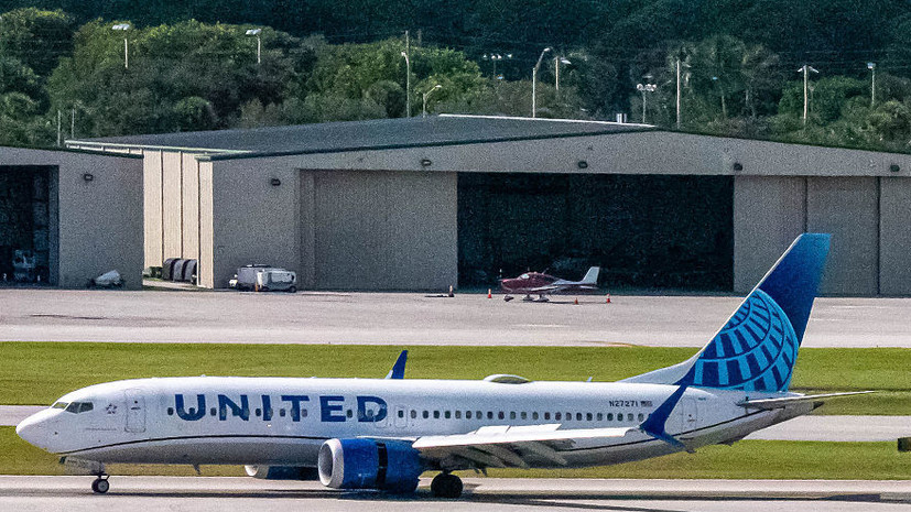 Летевший из Вашингтона в Амстердам самолёт United Airlines развернулся к Канаде