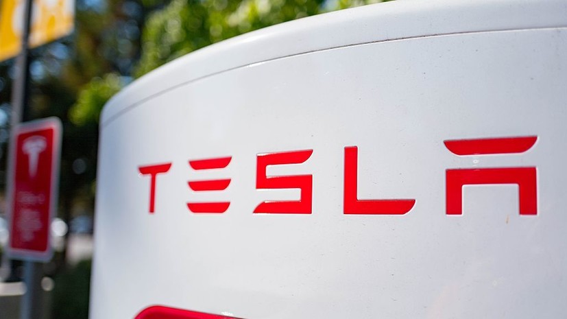 Tesla показала электромобиль Roadster, перепрыгивающий через препятствия