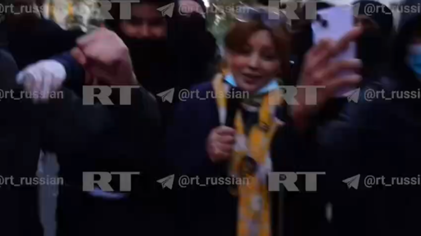 В Париже протестующие окружили съёмочную группу RT и попытались отнять камеру
