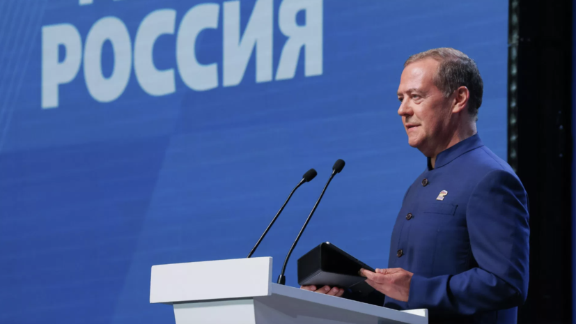 Медведев назвал обороноспособность России и поддержку военных приоритетом