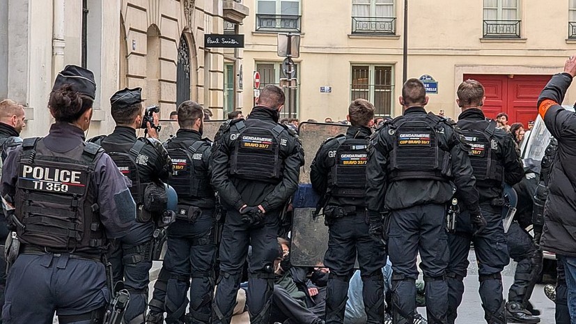 Во Франции полицейских отозвали из отпусков для усиления мер безопасности
