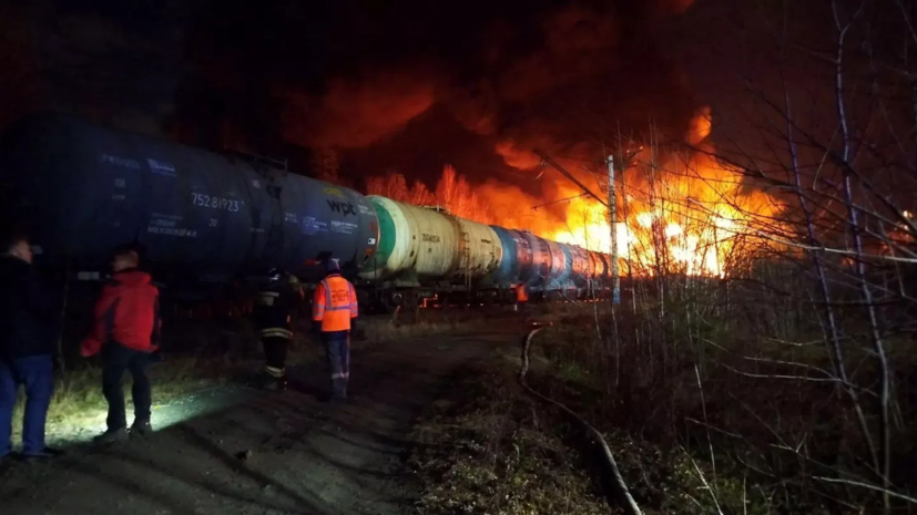 Пожар после схода вагонов в Свердловской области локализован