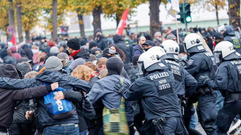 В Кёльне полиция применила водомёт против протестующих