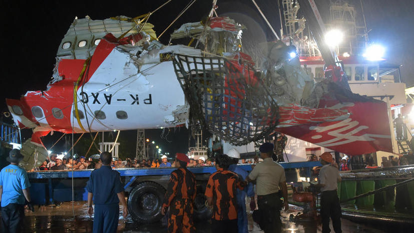 Индонезийские спасатели подняли на поверхность чёрный ящик разбившегося авиалайнера AirAsia