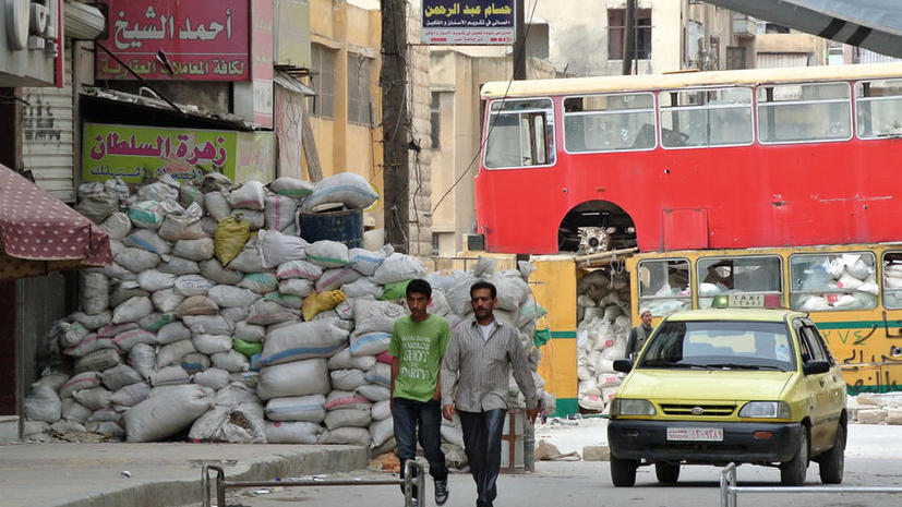 Сирийцы в пригороде Дамаска третий месяц живут без еды под постоянными обстрелами